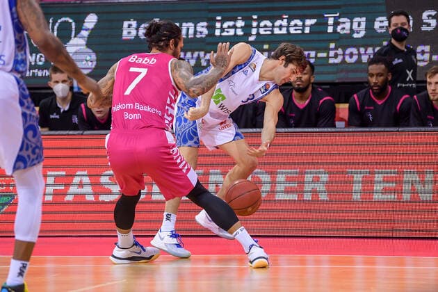 easyCredit BBL, Telekom Baskets Bonn vs. Fraport Skyliners, 30.04.2021 Joe Rahon (Fraport Skyliners, 18), Chris Babb (Telekom Baskets Bonn, 7), easyCredit BBL, Telekom Baskets Bonn vs. Fraport Skyliners am 30.04.2021 im Telekom Dome Bonn, Bonn (Nordrhein-Westfalen) Copyright: xBEAUTIFULxSPORTS Mueller-Laschetx