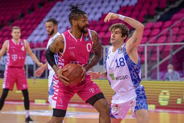 easyCredit BBL, Telekom Baskets Bonn vs. Fraport Skyliners, 30.04.2021 Alex Hamilton (Telekom Baskets Bonn, 0), Joe Rahon (Fraport Skyliners, 18), easyCredit BBL, Telekom Baskets Bonn vs. Fraport Skyliners am 30.04.2021 im Telekom Dome Bonn, Bonn (Nordrhein-Westfalen) Copyright: xBEAUTIFULxSPORTS Mueller-Laschetx