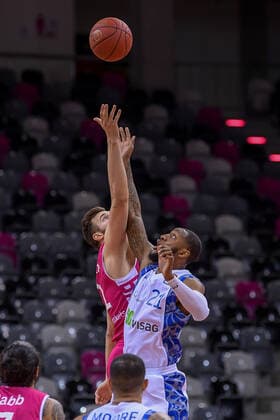 easyCredit BBL, Telekom Baskets Bonn vs. Fraport Skyliners, 30.04.2021 Leon Kratzer (Telekom Baskets Bonn, 21), Kamari Murphy (Fraport Skyliners, 21), easyCredit BBL, Telekom Baskets Bonn vs. Fraport Skyliners am 30.04.2021 im Telekom Dome Bonn, Bonn (Nordrhein-Westfalen) Copyright: xBEAUTIFULxSPORTS Mueller-Laschetx