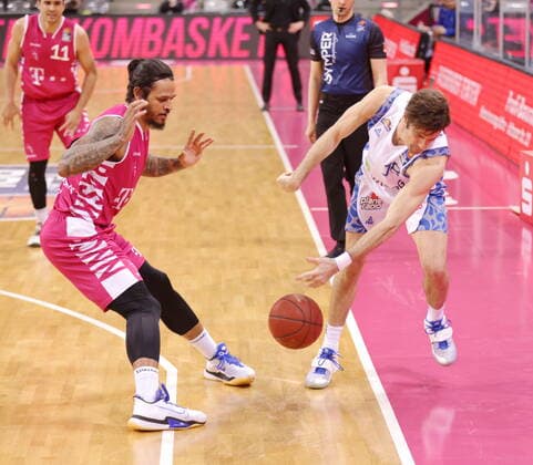 Anthony DiLeo Telekom Baskets Bonn vs. Joe Rahon Fraport Skyliners Frankfurt easyCredit BBL 1. Bundesliga , Saison 2020 2021 , 31. Spieltag