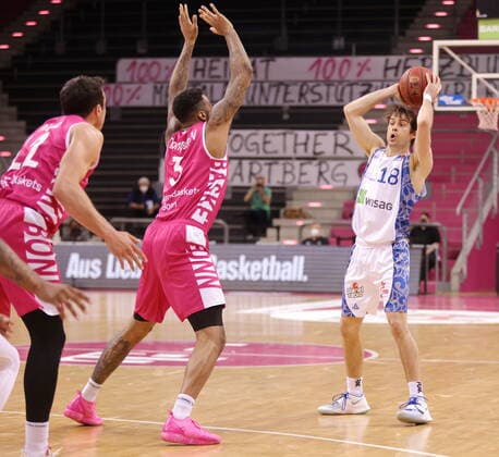 James Thompson IV Telekom Baskets Bonn vs. Joe Rahon Fraport Skyliners Frankfurt easyCredit BBL 1. Bundesliga , Saison 2020 2021 , 31. Spieltag
