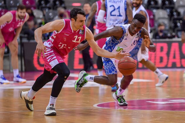 easyCredit BBL, Telekom Baskets Bonn vs. Fraport Skyliners, 30.04.2021 Anthony DiLeo (Telekom Baskets Bonn, 11), Alvin Onyia (Fraport Skyliners, 10), easyCredit BBL, Telekom Baskets Bonn vs. Fraport Skyliners am 30.04.2021 im Telekom Dome Bonn, Bonn (Nordrhein-Westfalen) Copyright: xBEAUTIFULxSPORTS Mueller-Laschetx
