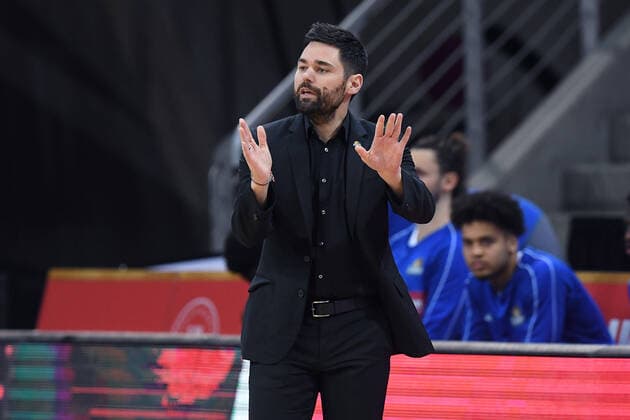 Basketball Herren easyCredit BBL 31. Spieltag Telekom Baskets Bonn - Fraport Skyliners am 30.04.2021 im Telekom Dome in Bonn Sebastian Gleim ( Trainer Cheftrainer Frankfurt )