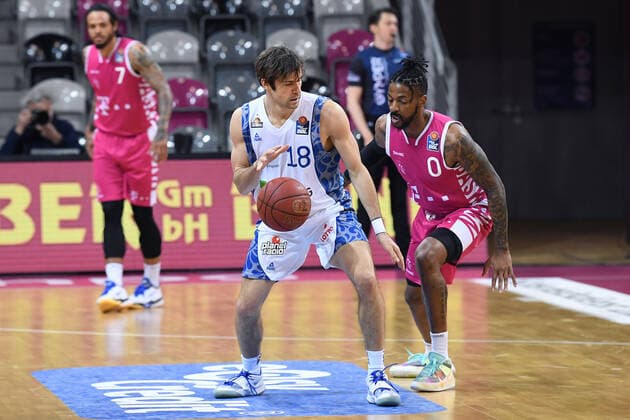 Basketball Herren easyCredit BBL 31. Spieltag Telekom Baskets Bonn - Fraport Skyliners am 30.04.2021 im Telekom Dome in Bonn Joe Rahon ( Frankfurt ), vorne - Alex Hamilton ( Bonn ), hinten