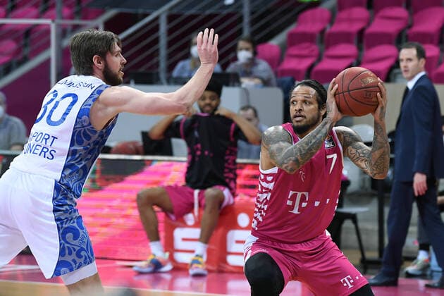 Basketball Herren easyCredit BBL 31. Spieltag Telekom Baskets Bonn - Fraport Skyliners am 30.04.2021 im Telekom Dome in Bonn Jon Axel Gudmundsson ( Frankfurt ), links - Chris Babb ( Bonn ), rechts