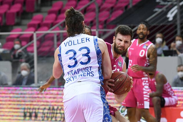 Basketball Herren easyCredit BBL 31. Spieltag Telekom Baskets Bonn - Fraport Skyliners am 30.04.2021 im Telekom Dome in Bonn Marco Völler ( Frankfurt ), vorne - Leon Kratzer ( Bonn ), hinten