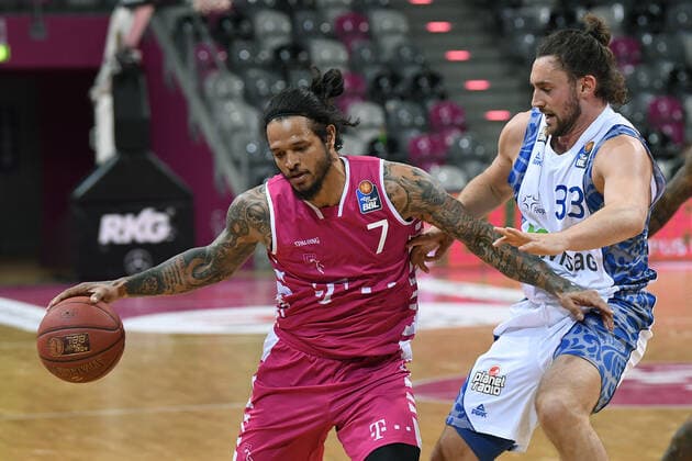 Basketball Herren easyCredit BBL 31. Spieltag Telekom Baskets Bonn - Fraport Skyliners am 30.04.2021 im Telekom Dome in Bonn Chris Babb ( Bonn ), links - Marco Völler ( Frankfurt ), rechts