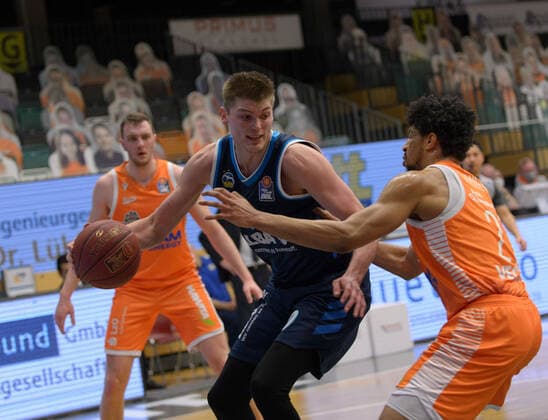 Ben LAMMERS (50 Alba Berlin), Jordan BARNETT (21 Rasta Vechta) ; Rasta Vechta vs Alba Berlin, Basketball, easyCredit BBL Bundesliga, 30.04.2021, 31. Spieltag, Saison 2020 2021 ; Copyright: xErikxHillmer EIBNERx EP_ehr Rasta Vechta vs Alba Berlin, Basketball, easyCredit BBL Bundesliga, 30.04.2021, 31. Spieltag, Saison 2020 2021 Vechta Copyright: xErikxHillmer EIBNERx EP_ehr