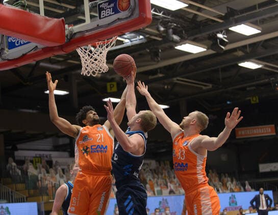 Jordan BARNETT (21 Rasta Vechta), Luke SIKMA (43 Alba Berlin), Robin CHRISTEN (33 Rasta Vechta) kämpfen um den Ball ; Rasta Vechta vs Alba Berlin, Basketball, easyCredit BBL Bundesliga, 30.04.2021, 31. Spieltag, Saison 2020 2021 ; Copyright: xErikxHillmer EIBNERx EP_ehr Rasta Vechta vs Alba Berlin, Basketball, easyCredit BBL Bundesliga, 30.04.2021, 31. Spieltag, Saison 2020 2021 Vechta Copyright: xErikxHillmer EIBNERx EP_ehr