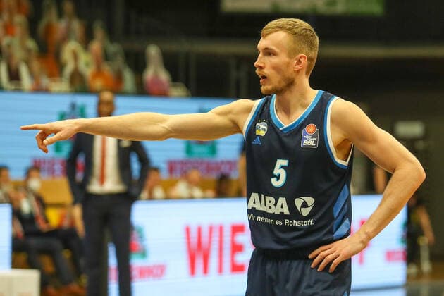 Basketball - . Bundesliga - 31. Spieltag RASTA Vechta - ALBA Berlin am 30.04.2021 im RASTA Dome in Vechta Niels Giffey (Alba Berlin 5) gestikuliert