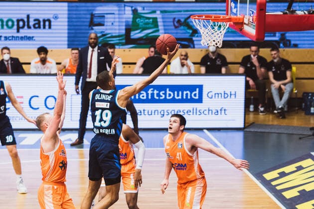 easyCredit-BBL: 31. Spieltag - RASTA Vechta vs. ALBA BERLIN, 30.04.2021 Louis Olinde (ALBA BERLIN, 19), Will Vorhees (RASTA Vechta, 41), Robin Manuel Christen (RASTA Vechta, 33); easyCredit-BBL: 31. Spieltag - RASTA Vechta vs. ALBA BERLIN am 30.04.2021 in Vechta (RASTA Dome), Germany, Copyright: xBEAUTIFULxSPORTS Neddermannx