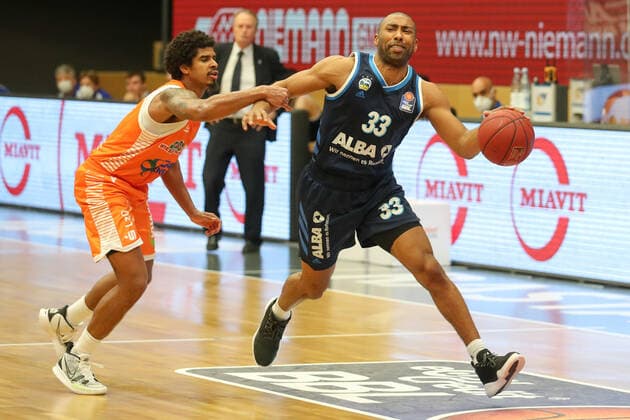 Basketball - . Bundesliga - 31. Spieltag RASTA Vechta - ALBA Berlin am 30.04.2021 im RASTA Dome in Vechta Jayson Granger (Alba Berlin 33) gegen Edgar Sosa (Rasta Vechta 12)
