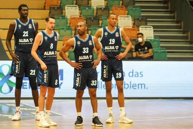 Basketball - . Bundesliga - 31. Spieltag RASTA Vechta - ALBA Berlin am 30.04.2021 im RASTA Dome in Vechta Christ Koumadje (Alba Berlin 21) , Marcus Eriksson (Alba Berlin 8) , Jayson Granger (Alba Berlin 33) und Louis Olinde (Alba Berlin 19) sind unzufrieden, enttäuscht, enttaeuscht, niedergeschlagen.