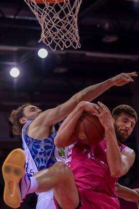 easyCredit BBL, Telekom Baskets Bonn vs. Fraport Skyliners, 30.04.2021 Leon Kratzer (Telekom Baskets Bonn, 21), Marco Völler (Fraport Skyliners, 33), easyCredit BBL, Telekom Baskets Bonn vs. Fraport Skyliners am 30.04.2021 im Telekom Dome Bonn, Bonn (Nordrhein-Westfalen) Copyright: xBEAUTIFULxSPORTS Mueller-Laschetx