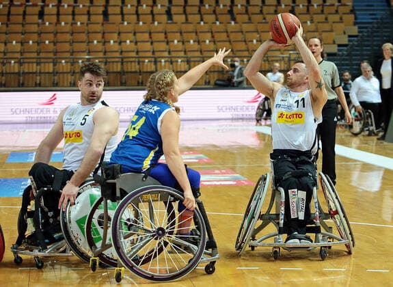 30.04.2021, xovx, Rollstuhlbasketball Champions Cup 2021, RSV Lahn-Dill - BSR ACE Gran Canaria v.l. Simon Brown (RSV Lahn-Dill), Rose Hollermann (BSR ACE Gran Canaria), Steve Serio (RSV Lahn-Dill) Wetzlar Rittal-Arena Hessen Deutschland (DE)
