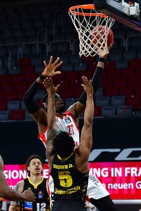 BAMBERG 30.04.2021 --- Basketball ---- easycredit 1. Basketball Bundesliga ---- 31. Spieltag: Brose Bamberg vs MHP Riesen Luswigsburg --- Shevon Thompson (27, Brose Bamberg) mit Korbleger gegen Barry Brown Jr. (5, MHP Riesen Ludwigsburg) --- Foto: Hans-Martin Issler isslerimages ---- Brose Bamberg vs MHP Riesen Luswigsburg