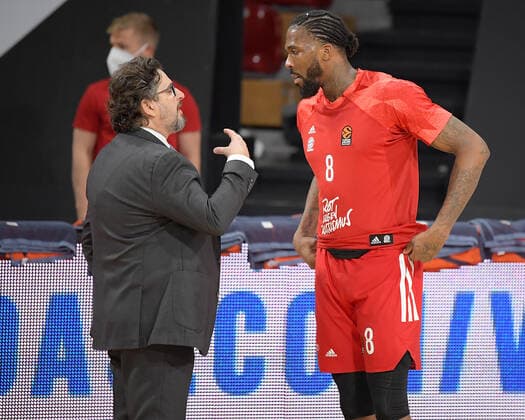 30.04.2021, xemx, Basketball Turkish Airlines Euroleague Spiel 4, FC Bayern Muenchen Basketball - AX Armani Exchange Milan emspor, v.l. Head Coach Andrea Trinchieri (FC Bayern Basketball), Jalen Reynolds (FC Bayern Basketball) Muenchen