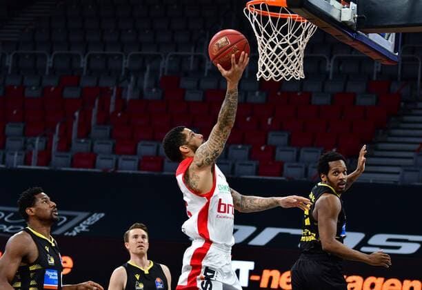 BAMBERG 30.04.2021 --- Basketball ---- easycredit 1. Basketball Bundesliga ---- 31. Spieltag: Brose Bamberg vs MHP Riesen Luswigsburg --- Tyler Larson (55, Brose Bamberg) mit Korbleger gegen Barry Brown Jr. (5, MHP Riesen Ludwigsburg) und Yorman Polas Bartolo (13, MHP Riesen Ludwigsburg) --- Foto: Hans-Martin Issler isslerimages ---- Brose Bamberg vs MHP Riesen Luswigsburg