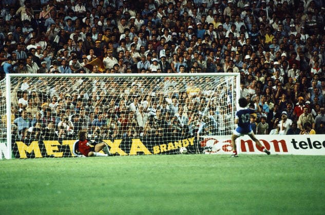 08.07.82 Deutschland - Frankreich Spanien, Sevilal, 08.07.1982, Fussball, FIFA WM 1982 in Spanien, Halbfinale, DFB Deutschland - Frankreich (8:7 n.E.): Michel Platini (Frankreich) trifft Elfmeter gegen Harald Toni Schumacher (Deutschland). *** 08 07 82 Germany France Spain, Sevilal, 08 07 1982, football, FIFA World Cup 1982 in Spain, semi-final, DFB Germany France 8 7 n E Michel Platini France scores penalty against Harald Toni Schumacher Germany