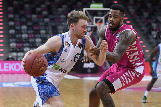 Basketball Herren easyCredit BBL 31. Spieltag Telekom Baskets Bonn - Fraport Skyliners am 30.04.2021 im Telekom Dome in Bonn Philipp Hadenfeldt ( Frankfurt ), links - James Thompson IV ( Bonn ), rechts