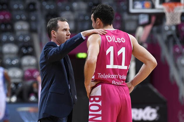 Basketball Herren easyCredit BBL 31. Spieltag Telekom Baskets Bonn - Fraport Skyliners am 30.04.2021 im Telekom Dome in Bonn William Voigt ( Trainer Cheftrainer Bonn ), links - Anthony DiLeo ( Bonn ), rechts