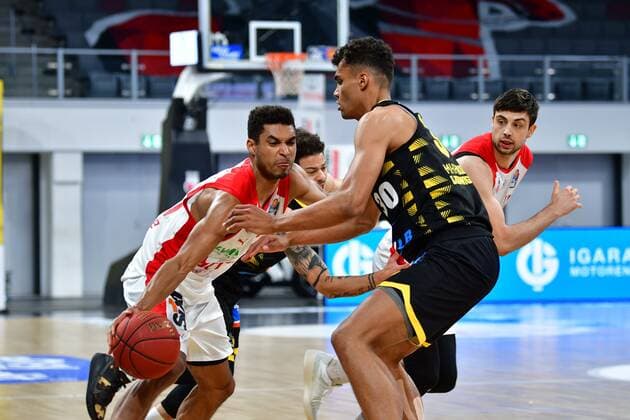 BAMBERG 30.04.2021 --- Basketball ---- easycredit 1. Basketball Bundesliga ---- 31. Spieltag: Brose Bamberg vs MHP Riesen Luswigsburg --- Kenneth Ogbe (25, Brose Bamberg) gegen Oscar da Silva (30, MHP Riesen Ludwigsburg) --- Foto: Hans-Martin Issler isslerimages ---- Brose Bamberg vs MHP Riesen Luswigsburg
