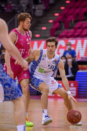 easyCredit BBL, Telekom Baskets Bonn vs. Fraport Skyliners, 30.04.2021 Joe Rahon (Fraport Skyliners, 18), Kilian Binapfl (Telekom Baskets Bonn, 12), easyCredit BBL, Telekom Baskets Bonn vs. Fraport Skyliners am 30.04.2021 im Telekom Dome Bonn, Bonn (Nordrhein-Westfalen) Copyright: xBEAUTIFULxSPORTS Mueller-Laschetx