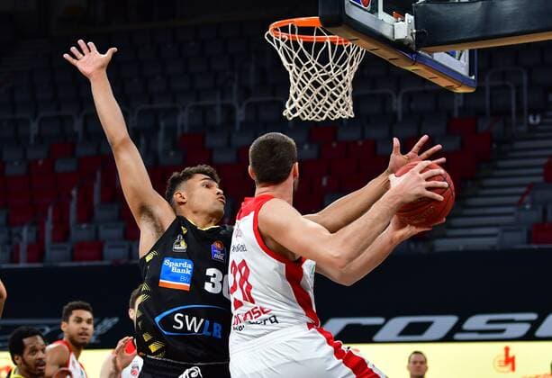 BAMBERG 30.04.2021 --- Basketball ---- easycredit 1. Basketball Bundesliga ---- 31. Spieltag: Brose Bamberg vs MHP Riesen Luswigsburg --- Oscar da Silva (30, MHP Riesen Ludwigsburg) verteidigt gegen Chase Fieler (20, Brose Bamberg) --- Foto: Hans-Martin Issler isslerimages ---- Brose Bamberg vs MHP Riesen Luswigsburg
