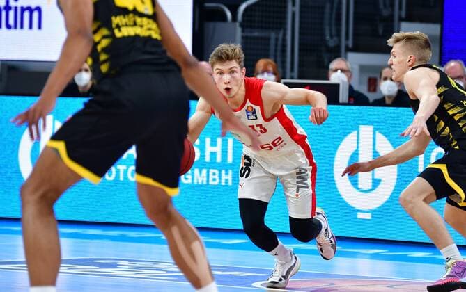 BAMBERG 30.04.2021 --- Basketball ---- easycredit 1. Basketball Bundesliga ---- 31. Spieltag: Brose Bamberg vs MHP Riesen Luswigsburg --- Bennet Hundt (33, Brose Bamberg) zieht zum Korb gegen Johannes Patrick (6, MHP Riesen Ludwigsburg) --- Foto: Hans-Martin Issler isslerimages ---- Brose Bamberg vs MHP Riesen Luswigsburg
