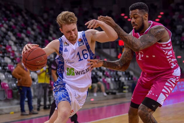 easyCredit BBL, Telekom Baskets Bonn vs. Fraport Skyliners, 30.04.2021 Philipp Hadenfeldt (Fraport Skyliners, 16), James Thompson IV (Telekom Baskets Bonn, 3), easyCredit BBL, Telekom Baskets Bonn vs. Fraport Skyliners am 30.04.2021 im Telekom Dome Bonn, Bonn (Nordrhein-Westfalen) Copyright: xBEAUTIFULxSPORTS Mueller-Laschetx