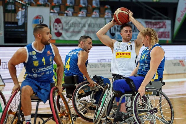 30.04.2021, xovx, Rollstuhlbasketball Champions Cup 2021, RSV Lahn-Dill - BSR ACE Gran Canaria v.l. Jorge Sanchez (BSR ACE Gran Canaria), Angel Hernandez (BSR ACE Gran Canaria), Steve Serio (RSV Lahn-Dill), Rose Hollermann (BSR ACE Gran Canaria) Wetzlar Rittal-Arena Hessen Deutschland (DE)