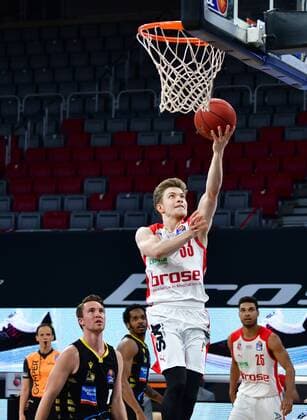 BAMBERG 30.04.2021 --- Basketball ---- easycredit 1. Basketball Bundesliga ---- 31. Spieltag: Brose Bamberg vs MHP Riesen Luswigsburg --- Bennet Hundt (33, Brose Bamberg) mit Korbleger gegen Jordan Hulls (1, MHP Riesen Ludwigsburg) --- Foto: Hans-Martin Issler isslerimages ---- Brose Bamberg vs MHP Riesen Luswigsburg
