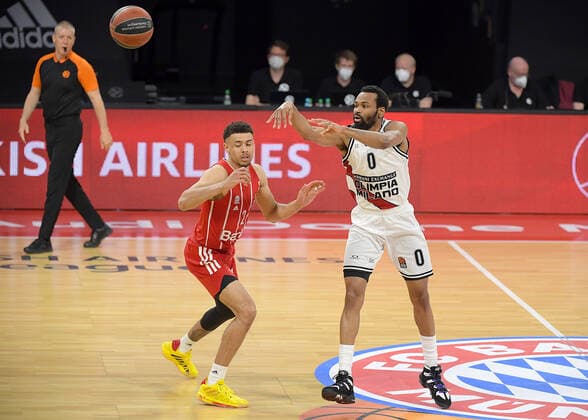 30.04.2021, xemx, Basketball Turkish Airlines Euroleague Spiel 4, FC Bayern Muenchen Basketball - AX Armani Exchange Milan emspor, v.l. Wade Baldwin (FC Bayern Basketball), Kevin Punter (AX Armani Exchange Milan) Zweikampf, Duell, Kampf, tackle Muenchen