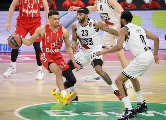 30.04.2021, xemx, Basketball Turkish Airlines Euroleague Spiel 4, FC Bayern Muenchen Basketball - AX Armani Exchange Milan emspor, v.l. Wade Baldwin (FC Bayern Basketball), Malcolm Delaney (AX Armani Exchange Milan), Kevin Punter (AX Armani Exchange Milan) Zweikampf, Duell, Kampf, tackle Muenchen