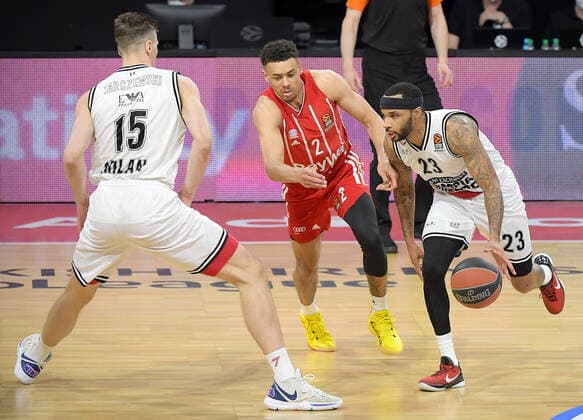 30.04.2021, xemx, Basketball Turkish Airlines Euroleague Spiel 4, FC Bayern Muenchen Basketball - AX Armani Exchange Milan emspor, v.l. Kaleb Tarczewski (AX Armani Exchange Milan), Wade Baldwin (FC Bayern Basketball), Malcolm Delaney (AX Armani Exchange Milan) Zweikampf, Duell, Kampf, tackle Muenchen
