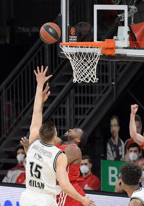 30.04.2021, xemx, Basketball Turkish Airlines Euroleague Spiel 4, FC Bayern Muenchen Basketball - AX Armani Exchange Milan emspor, v.l. Kaleb Tarczewski (AX Armani Exchange Milan), Jalen Reynolds (FC Bayern Basketball) Zweikampf, Duell, Kampf, tackle Muenchen