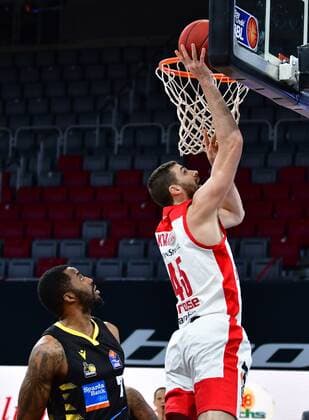 BAMBERG 30.04.2021 --- Basketball ---- easycredit 1. Basketball Bundesliga ---- 31. Spieltag: Brose Bamberg vs MHP Riesen Luswigsburg --- David Kravish (45, Brose Bamberg) mit Korbleger gegen Jamel McLean (7, MHP Riesen Ludwigsburg) --- Foto: Hans-Martin Issler isslerimages ---- Brose Bamberg vs MHP Riesen Luswigsburg