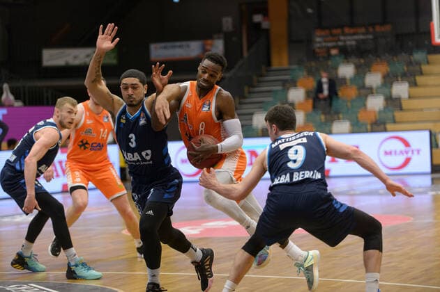 Highlight - Josh YOUNG (8 Rasta Vechta) versucht, gegen Peyton SIVA (3 Alba Berlin) und Jonas MATTISSECK (9 Alba Berlin) durchzubrechen ; Rasta Vechta vs Alba Berlin, Basketball, easyCredit BBL Bundesliga, 30.04.2021, 31. Spieltag, Saison 2020 2021 ; Copyright: xErikxHillmer EIBNERx EP_ehr Rasta Vechta vs Alba Berlin, Basketball, easyCredit BBL Bundesliga, 30.04.2021, 31. Spieltag, Saison 2020 2021 Vechta Copyright: xErikxHillmer EIBNERx EP_ehr