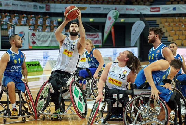 30.04.2021, xovx, Rollstuhlbasketball Champions Cup 2021, RSV Lahn-Dill - BSR ACE Gran Canaria v.l. Jorge Sanchez (BSR ACE Gran Canaria), Michael Auprince (RSV Lahn-Dill), Rose Hollermann (BSR ACE Gran Canaria), Annabel Breuer (RSV Lahn-Dill), Mendel Op den Orth (BSR ACE Gran Canaria), Richard Nortje (BSR ACE Gran Canaria) Wetzlar Rittal-Arena Hessen Deutschland (DE)