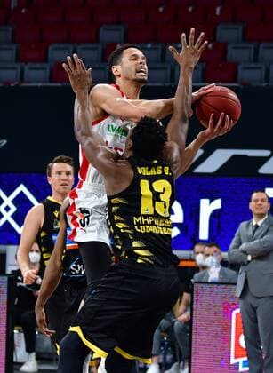 BAMBERG 30.04.2021 --- Basketball ---- easycredit 1. Basketball Bundesliga ---- 31. Spieltag: Brose Bamberg vs MHP Riesen Luswigsburg --- Yorman Polas Bartolo (13, MHP Riesen Ludwigsburg) foult Dominic Lockhart (3, Brose Bamberg) --- Foto: Hans-Martin Issler isslerimages ---- Brose Bamberg vs MHP Riesen Luswigsburg