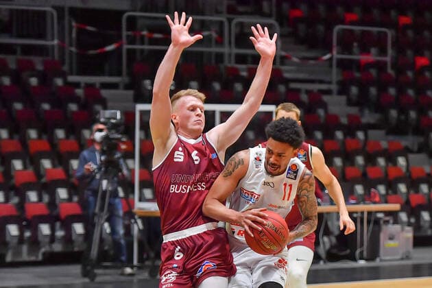 Chemnitz, Deutschland 30. April 2021: BBL - 2020 2021 - Niners Chemnitz vs. Giessen 46ers v. li. im Zweikampf Luis Figge (Chemnitz) und Diante Maurice Garrett (Giessen) Messe Chemnitz Sachsen Copyright: xFotostandx xDostmannx