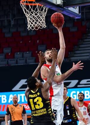 BAMBERG 30.04.2021 --- Basketball ---- easycredit 1. Basketball Bundesliga ---- 31. Spieltag: Brose Bamberg vs MHP Riesen Luswigsburg --- David Kravish (45, Brose Bamberg) wirft gegen Yorman Polas Bartolo (13, MHP Riesen Ludwigsburg) --- Foto: Hans-Martin Issler isslerimages ---- Brose Bamberg vs MHP Riesen Luswigsburg