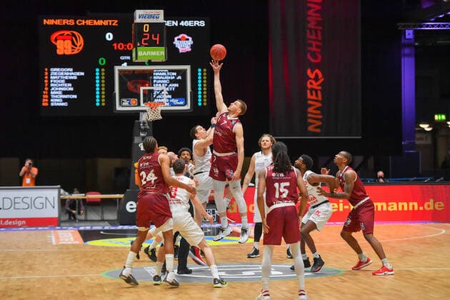 Chemnitz, Deutschland 30. April 2021: BBL - 2020 2021 - Niners Chemnitz vs. Giessen 46ers Anwurf v.li. Scottie James JR (Giessen) und Jonas Richter (Chemnitz) Messe Chemnitz Sachsen Copyright: xFotostandx xDostmannx