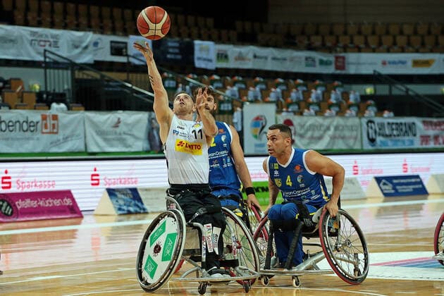 30.04.2021, xovx, Rollstuhlbasketball Champions Cup 2021, RSV Lahn-Dill - BSR ACE Gran Canaria v.l. Steve Serio (RSV Lahn-Dill), Mendel Op den Orth (BSR ACE Gran Canaria), Angel Hernandez (BSR ACE Gran Canaria) Wetzlar Rittal-Arena Hessen Deutschland (DE)
