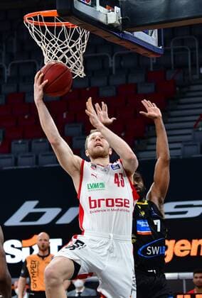 BAMBERG 30.04.2021 --- Basketball ---- easycredit 1. Basketball Bundesliga ---- 31. Spieltag: Brose Bamberg vs MHP Riesen Luswigsburg --- Christian Sengfelder (43, Brose Bamberg) mit Korbleger gegen Jamel McLean (7, MHP Riesen Ludwigsburg) --- Foto: Hans-Martin Issler isslerimages ---- Brose Bamberg vs MHP Riesen Luswigsburg