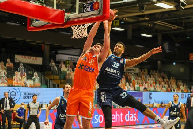 Basketball - . Bundesliga - 31. Spieltag RASTA Vechta - ALBA Berlin am 30.04.2021 im RASTA Dome in Vechta Johannes Thiemann (Alba Berlin 32) versucht gegen Will Vorhees (Rasta Vechta 41) zu blocken