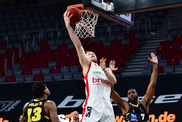 BAMBERG 30.04.2021 --- Basketball ---- easycredit 1. Basketball Bundesliga ---- 31. Spieltag: Brose Bamberg vs MHP Riesen Luswigsburg --- Christian Sengfelder (43, Brose Bamberg) mit Korbleger gegen Jamel McLean (7, MHP Riesen Ludwigsburg) und Yorman Polas Bartolo (13, MHP Riesen Ludwigsburg) --- Foto: Hans-Martin Issler isslerimages ---- Brose Bamberg vs MHP Riesen Luswigsburg