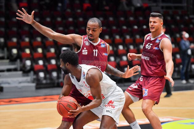 Chemnitz, Deutschland 30. April 2021: BBL - 2020 2021 - Niners Chemnitz vs. Giessen 46ers v. li. im Zweikampf Isiaha Mike (Chemnitz) und Isaac Brandon Hamilton (Giessen) Messe Chemnitz Sachsen Copyright: xFotostandx xDostmannx