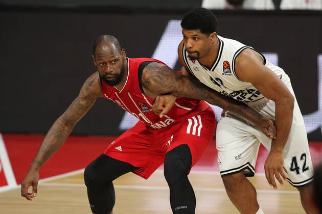 James Gist (Muenchen) und Kyle Hines (Mailand) GER, FC Bayern Basketball - Armani Olimpia Mailand, Basketball, EuroLeague Viertelfinale Spiel 4, Saison 2020 2021, 30.04.2021, GER, FC Bayern Basketball - Armani Olimpia Mailand, Basketball, EuroLeague Viertelfinale Spiel 4, Saison 2020 2021, 30.04.2021, Muenchen Copyright: xEIBNER MarcelxEngelbrechtx EP_EER
