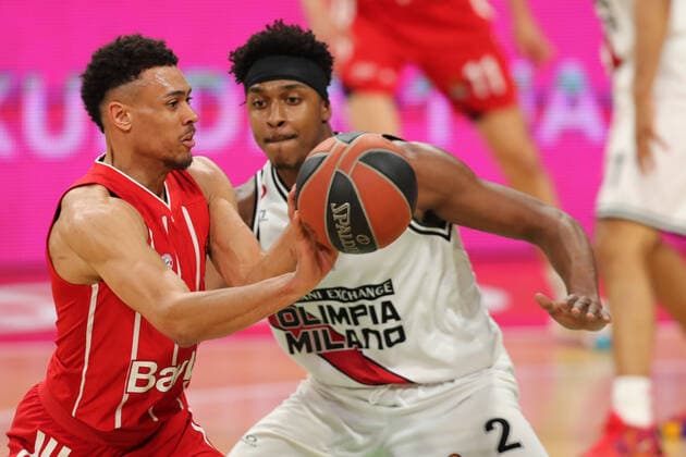 Wade Baldwin IV (Muenchen) und Zach Leday (Mailand) im Zweikampf GER, FC Bayern Basketball - Armani Olimpia Mailand, Basketball, EuroLeague Viertelfinale Spiel 4, Saison 2020 2021, 30.04.2021, GER, FC Bayern Basketball - Armani Olimpia Mailand, Basketball, EuroLeague Viertelfinale Spiel 4, Saison 2020 2021, 30.04.2021, Muenchen Copyright: xEIBNER MarcelxEngelbrechtx EP_EER
